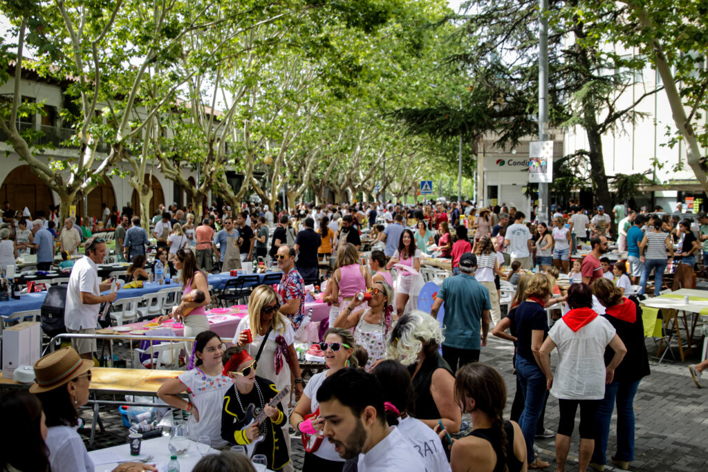 Plaça del Pi, plena a vessar, durant la celebració del concurs de paelles | BellaterraDiari